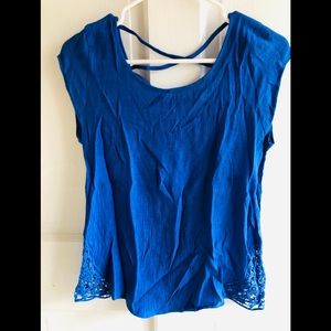 Miss Daisy Size small blue top with lace details